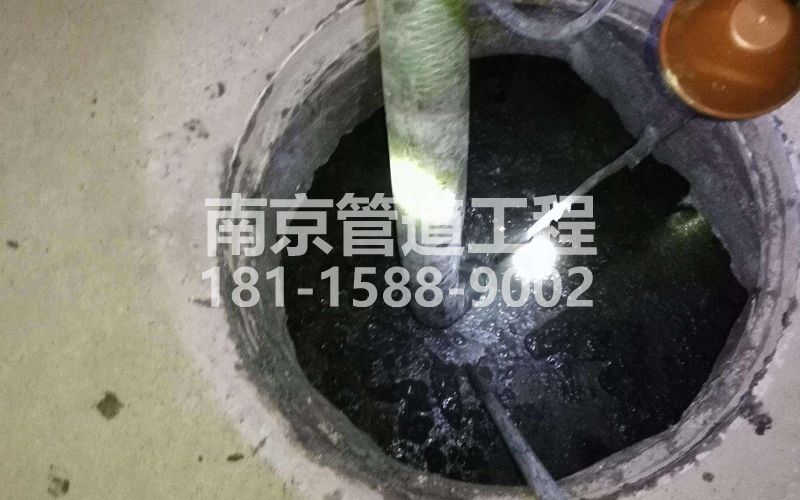 216桦墅村清理化粪池