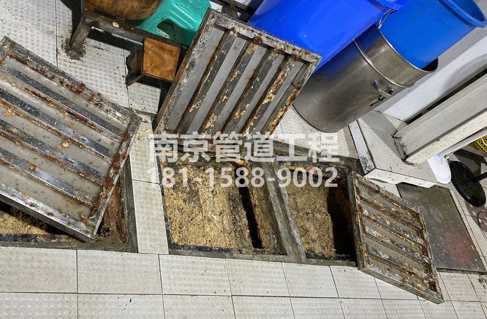 278桦墅村城管中队食堂隔油池清理